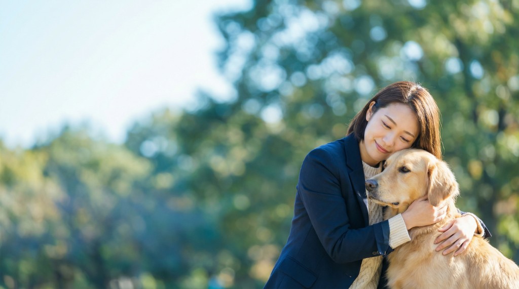 Warme band tussen mens en hond — vertrouwen, rust en echte connectie